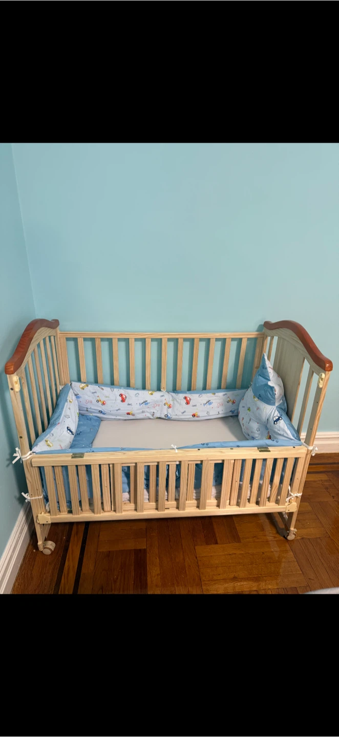 Wooden Baby Crib with opening panel and bedding included - photo 3
