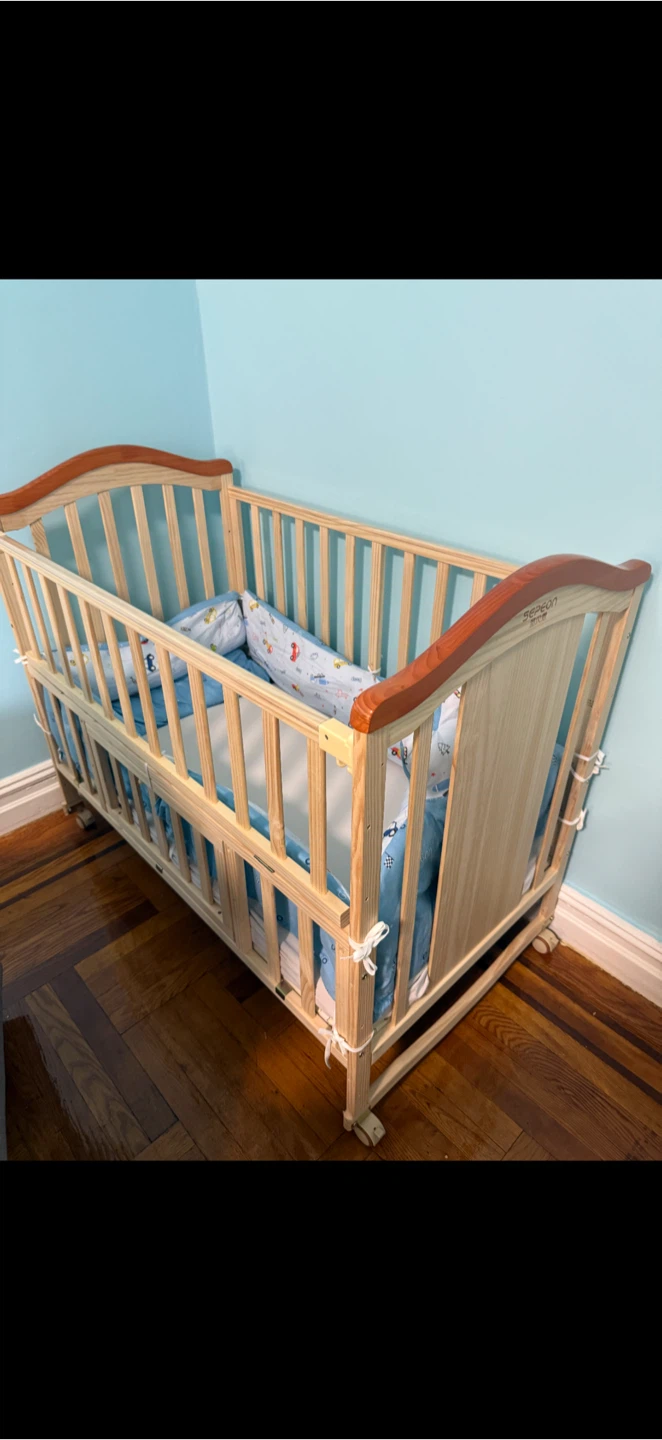 Wooden Baby Crib with opening panel and bedding included - photo 2