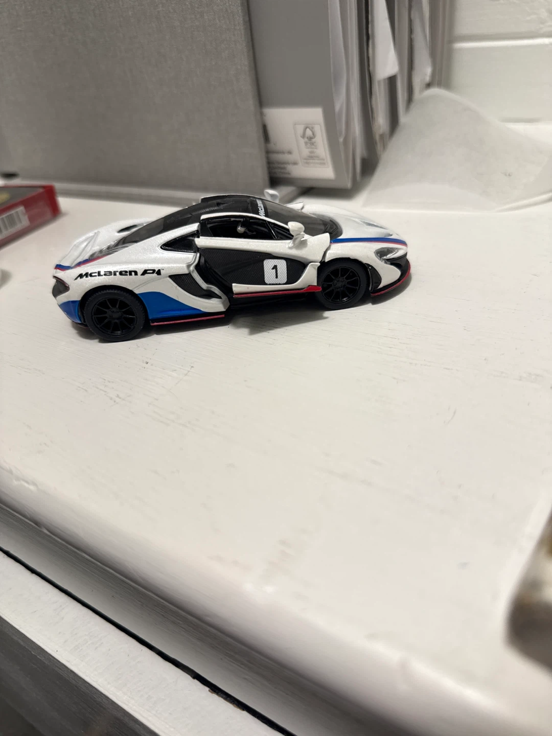 McLaren P1 White Diecast Model Car - photo 4