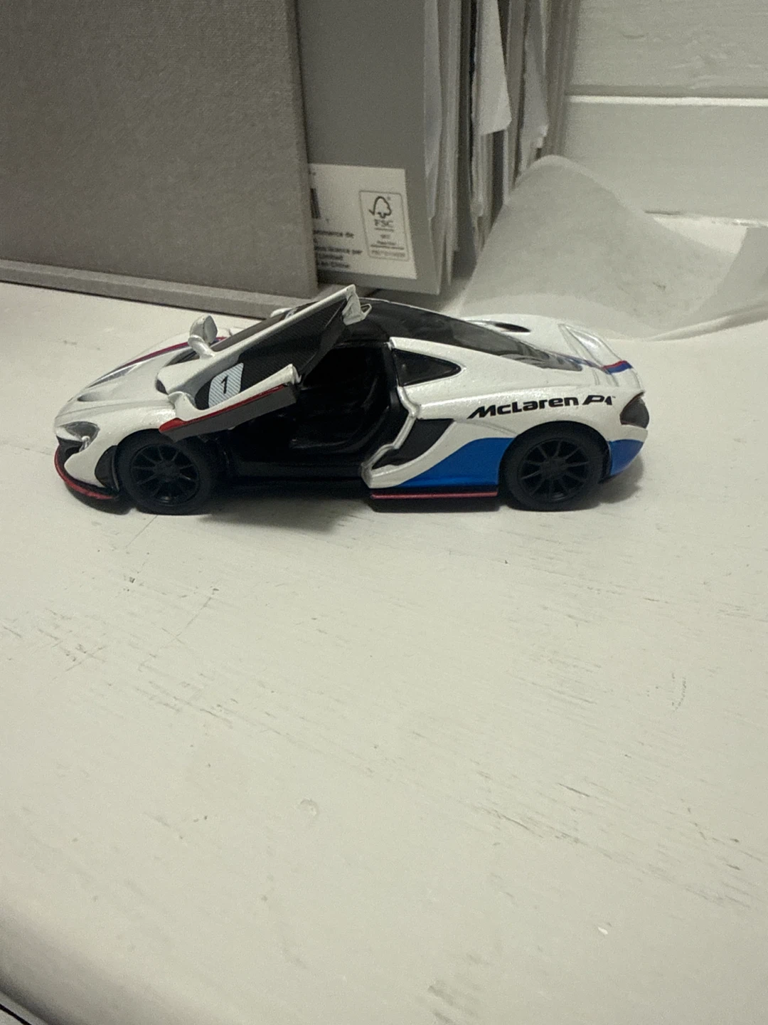 McLaren P1 White Diecast Model Car - photo 2