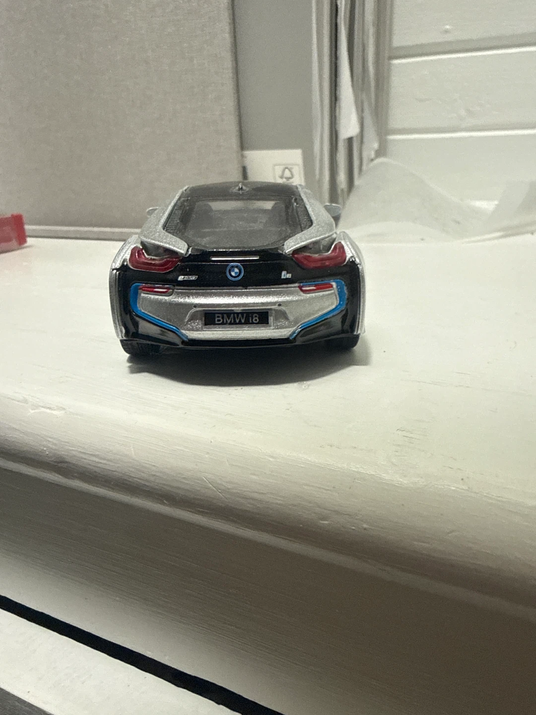 BMW i8 Silver Diecast Model Car - photo 3