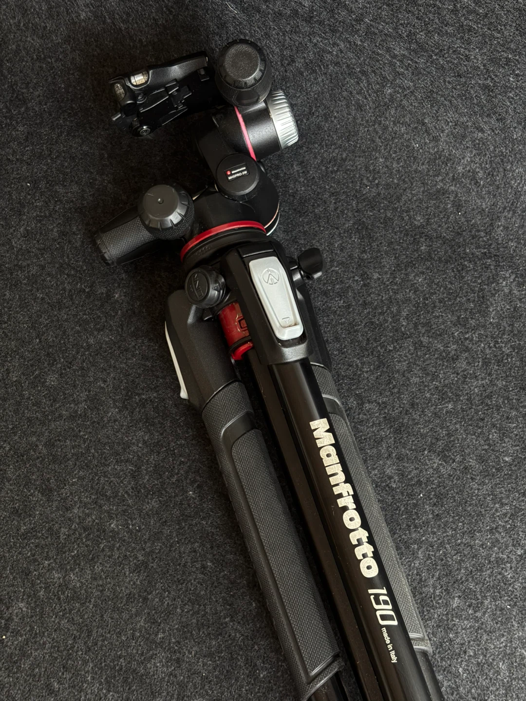 Manfrotto MT190XPRO3 Aluminum 3-Section Tripod - photo 3