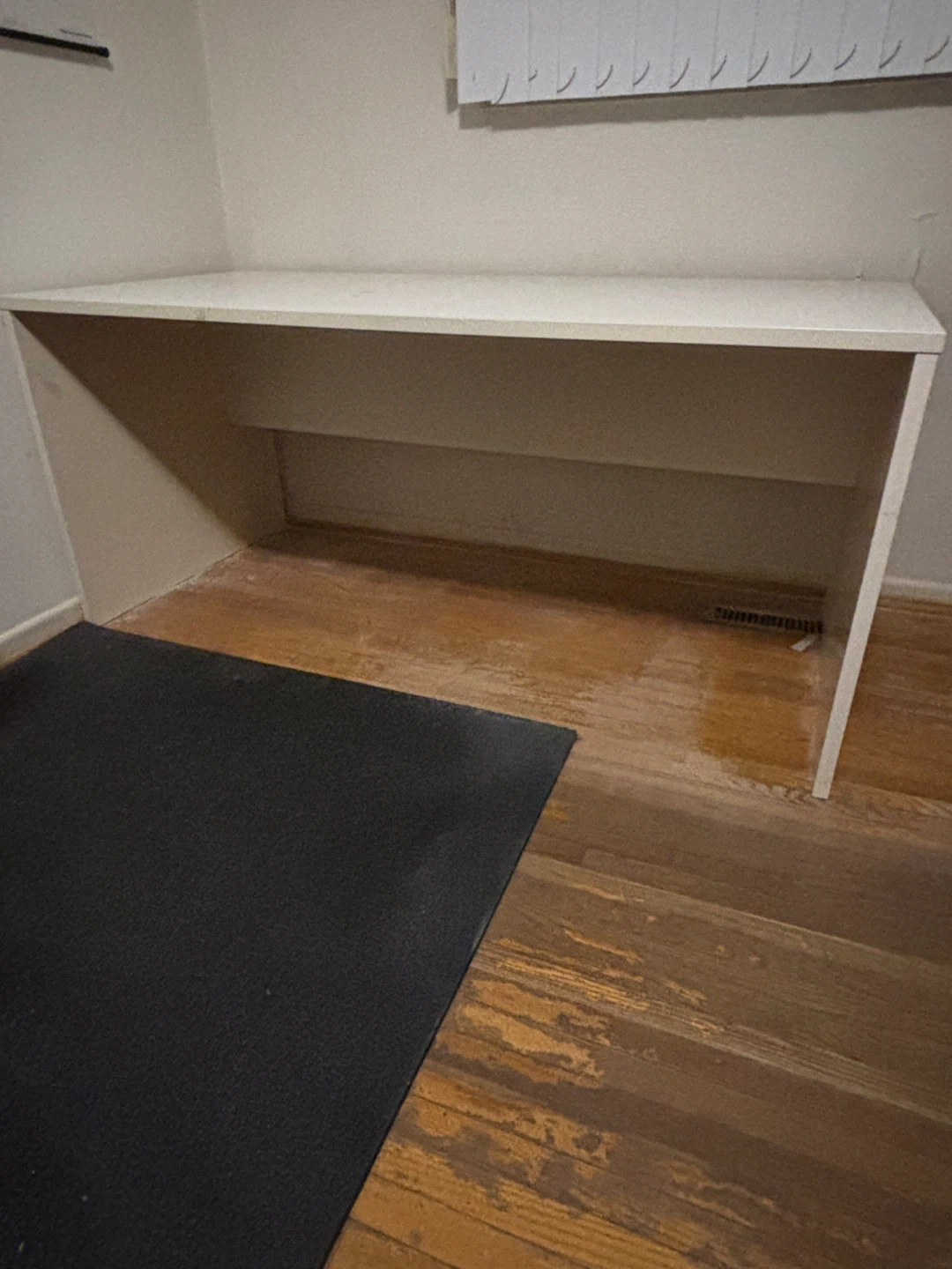Free White Desk 🧡 - photo 2