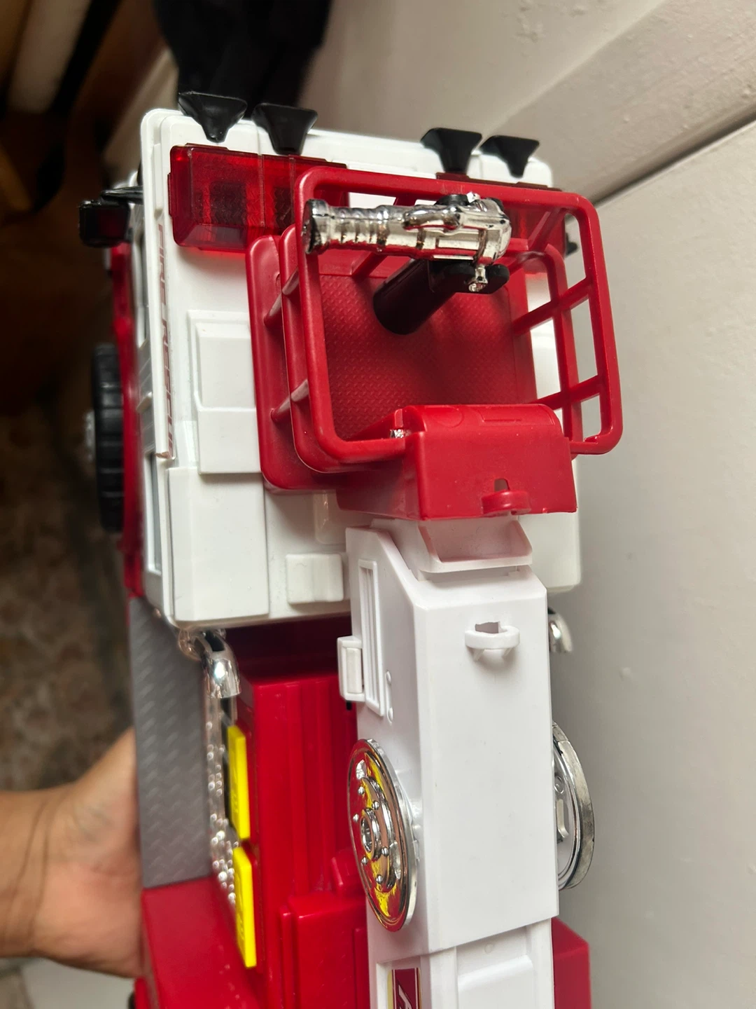 Large fire trucks makes sounds - photo 5