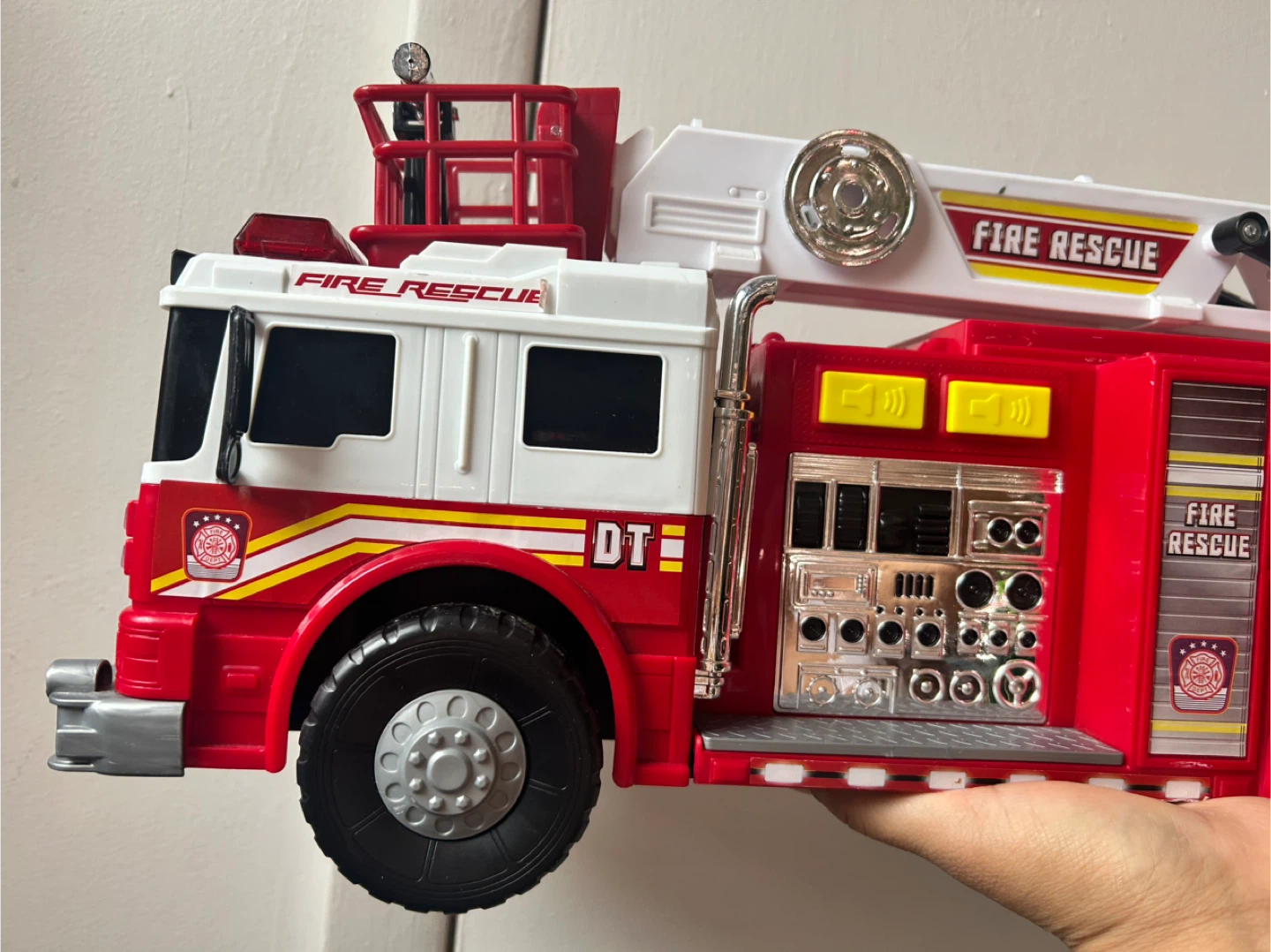 Large fire trucks makes sounds - photo 2