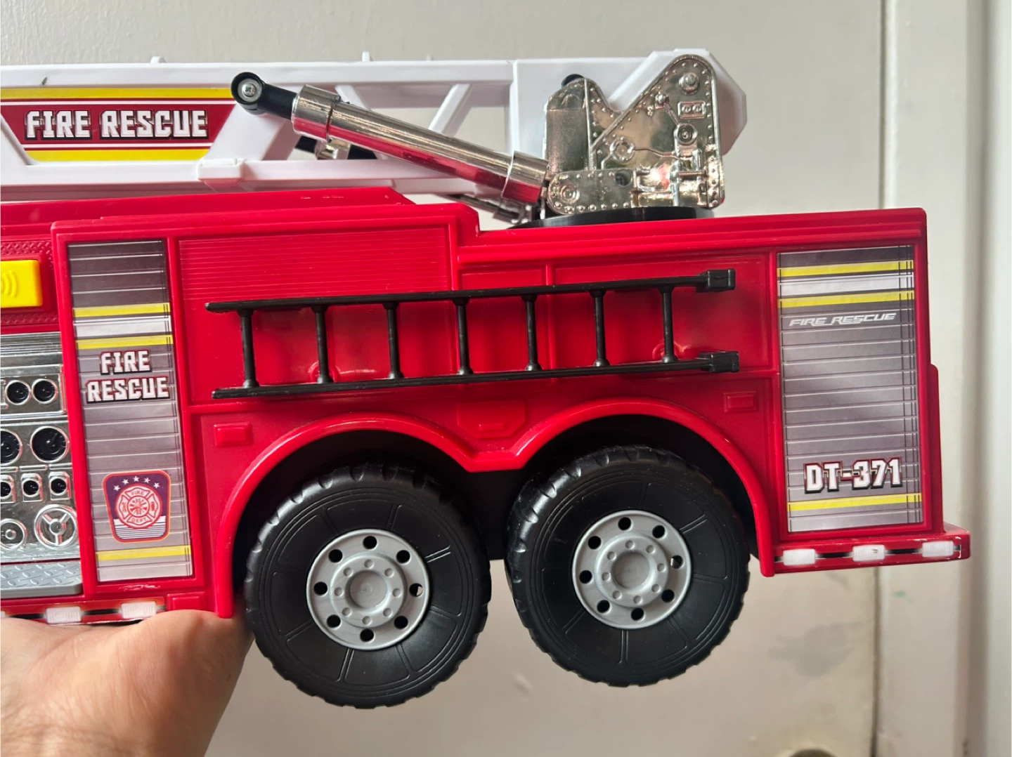 Large fire trucks makes sounds - photo 4
