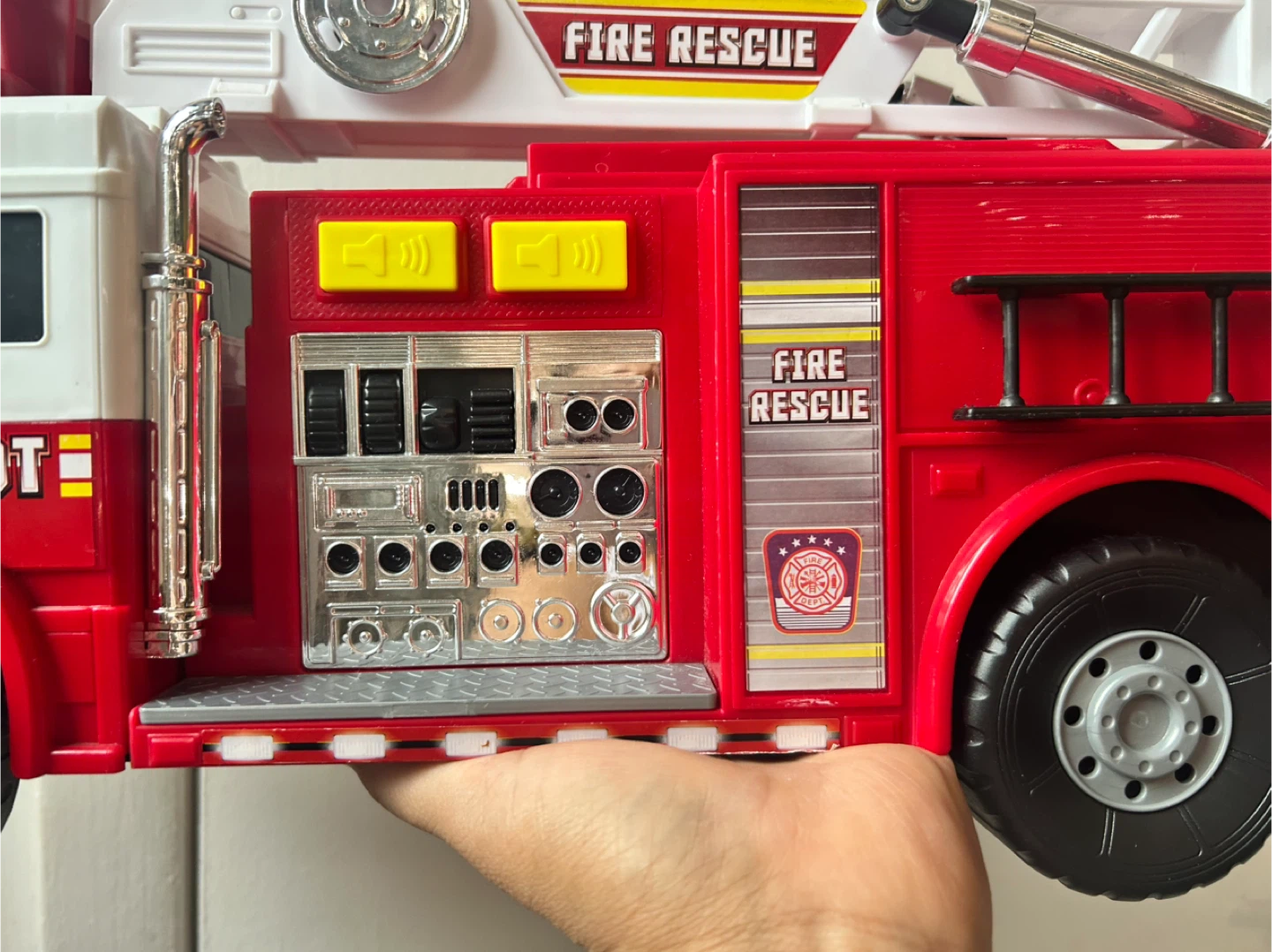 Large fire trucks makes sounds - photo 3