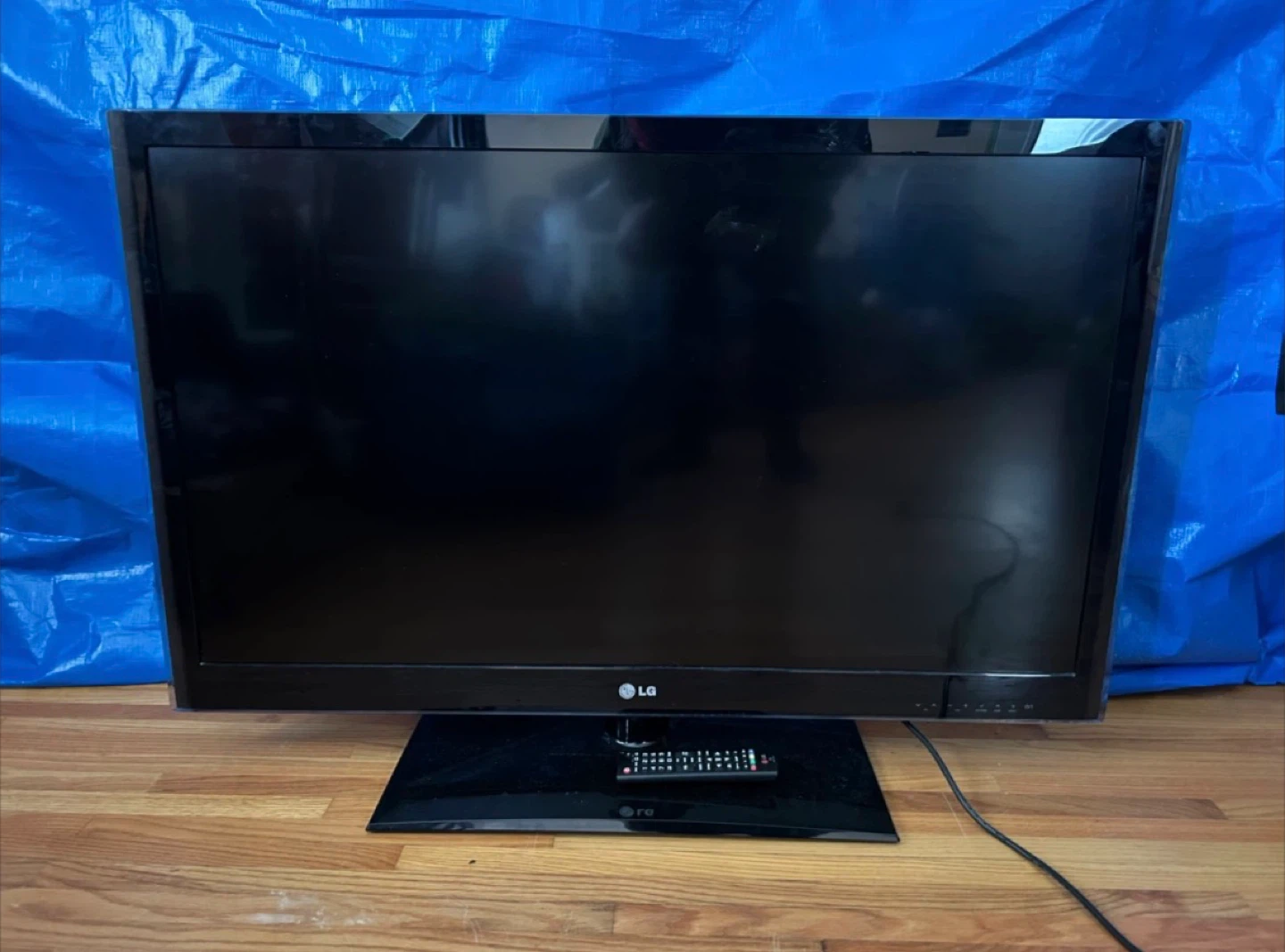 43” LG Flat Screen TV 🧡