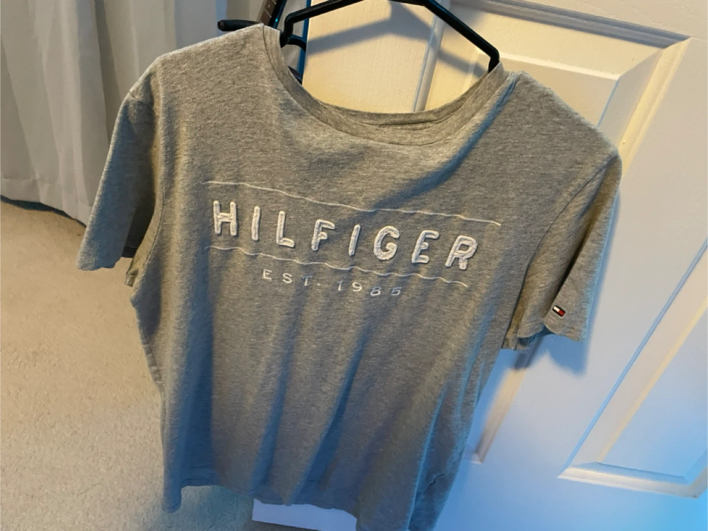Tommy Hilfiger Grey T-Shirt - Size M
