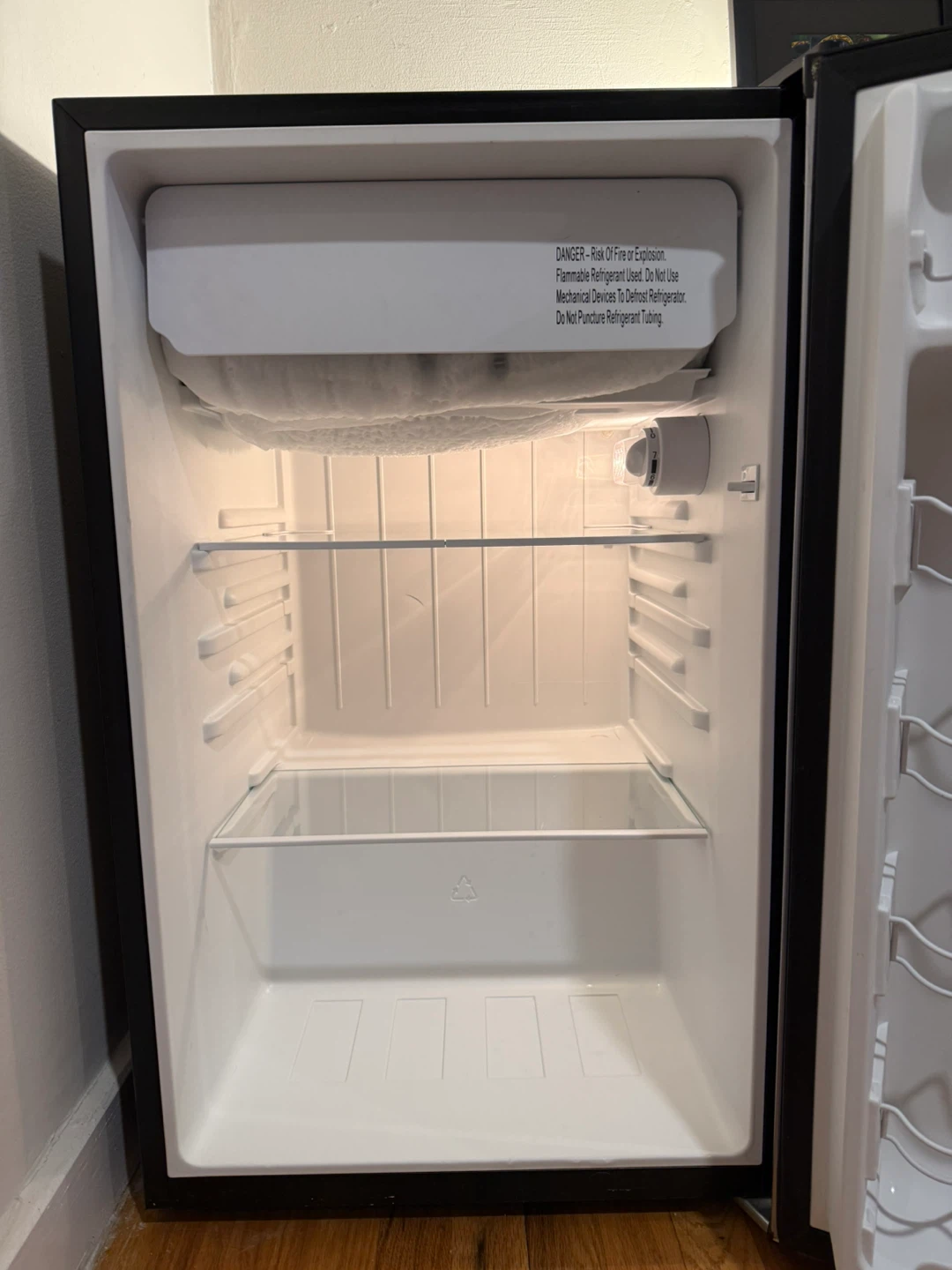 Whirlpool mini fridge with freezer - photo 3