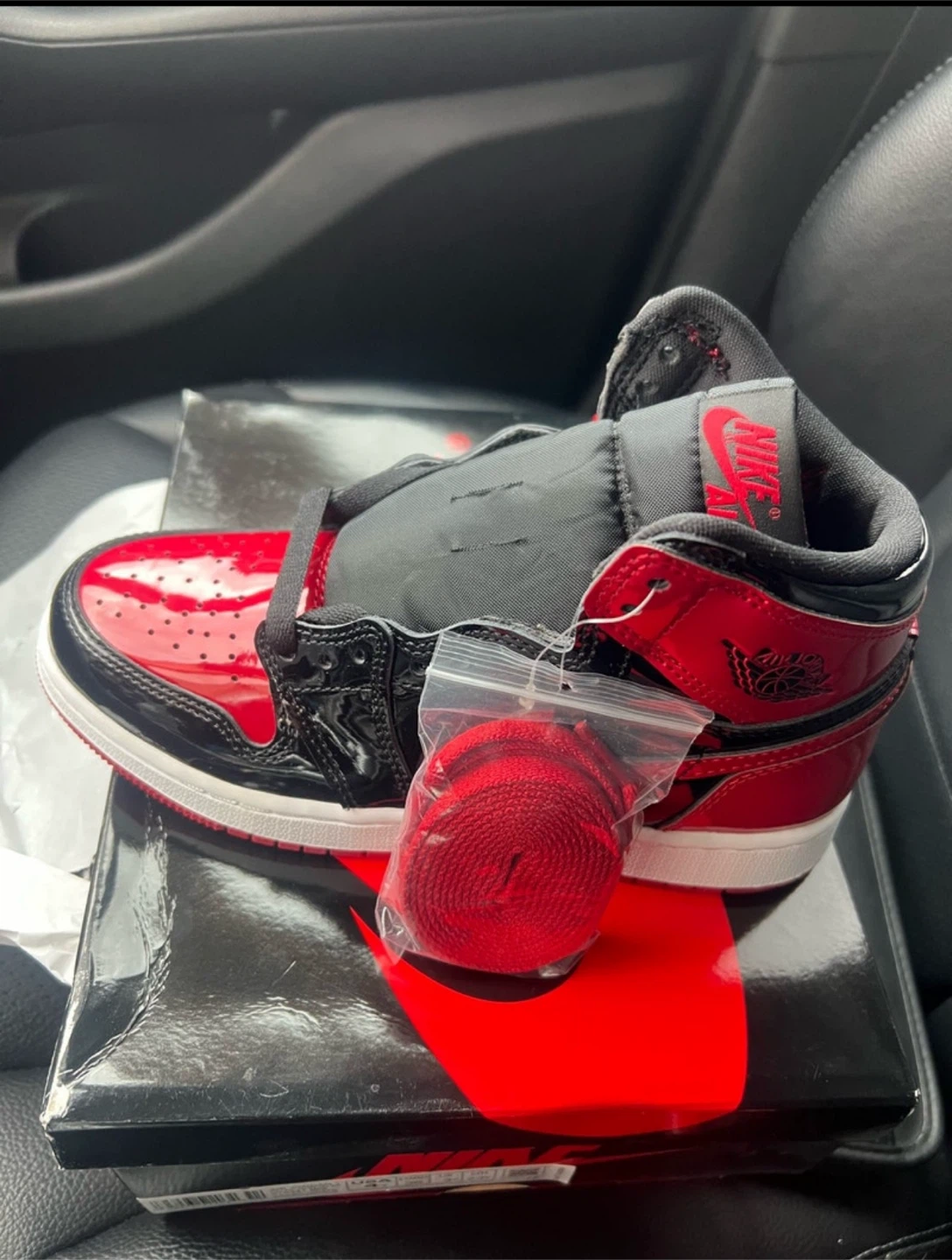 Nike Air Jordan 1 Retro High OG GS - Size 4Y