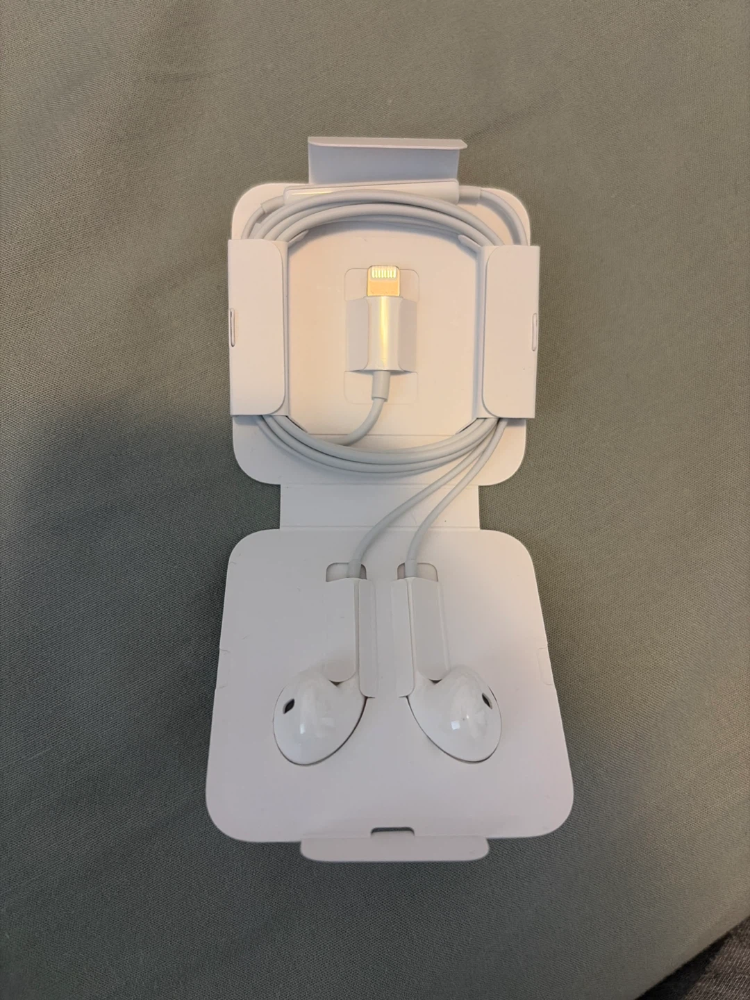 Apple EarPods - New in Box - photo 2