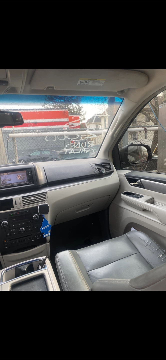Volkswagen Routan Minivan - photo 2