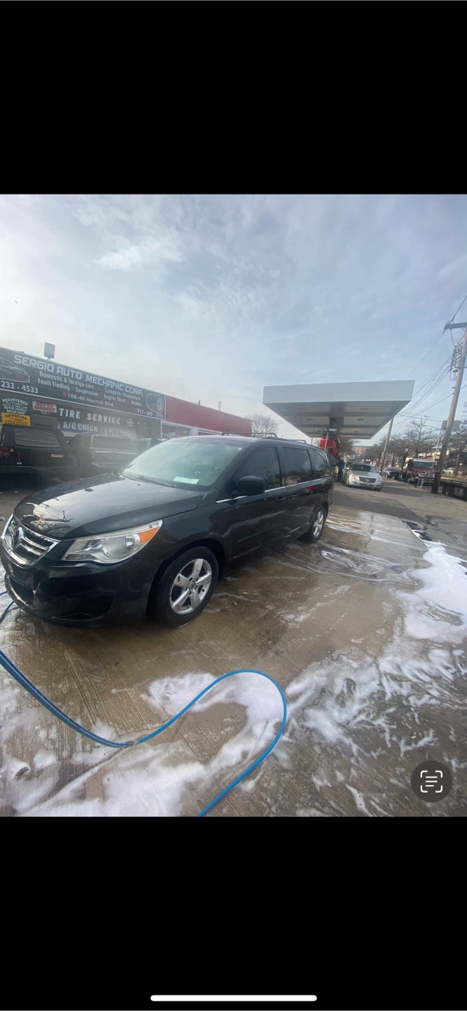 Volkswagen Routan Minivan - photo 4