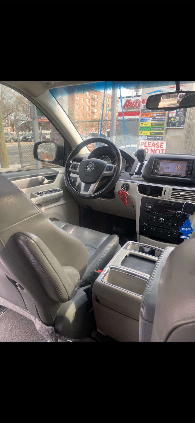 Volkswagen Routan Minivan - photo 3
