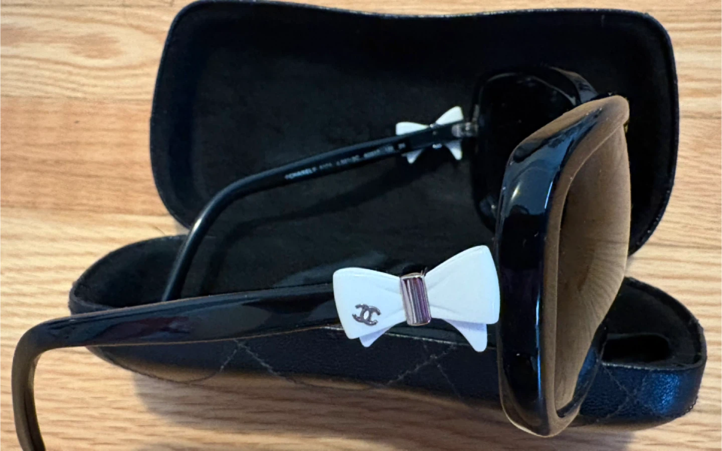 Chanel Sunglasses with Case & 2 FREE Accessories - photo 4