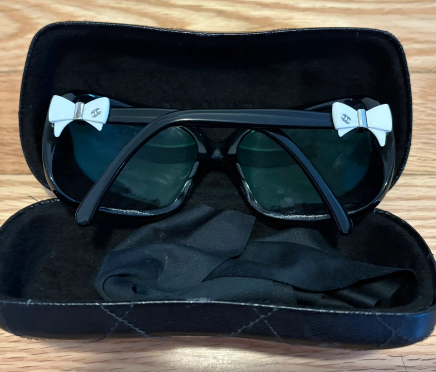 Chanel Sunglasses with Case & 2 FREE Accessories - photo 3