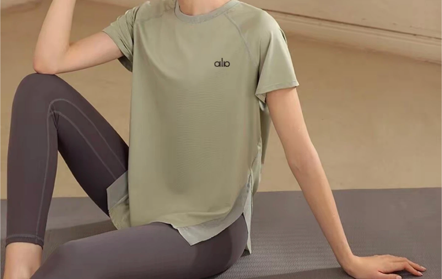 ALO Yoga T-Shirt - Olive Green