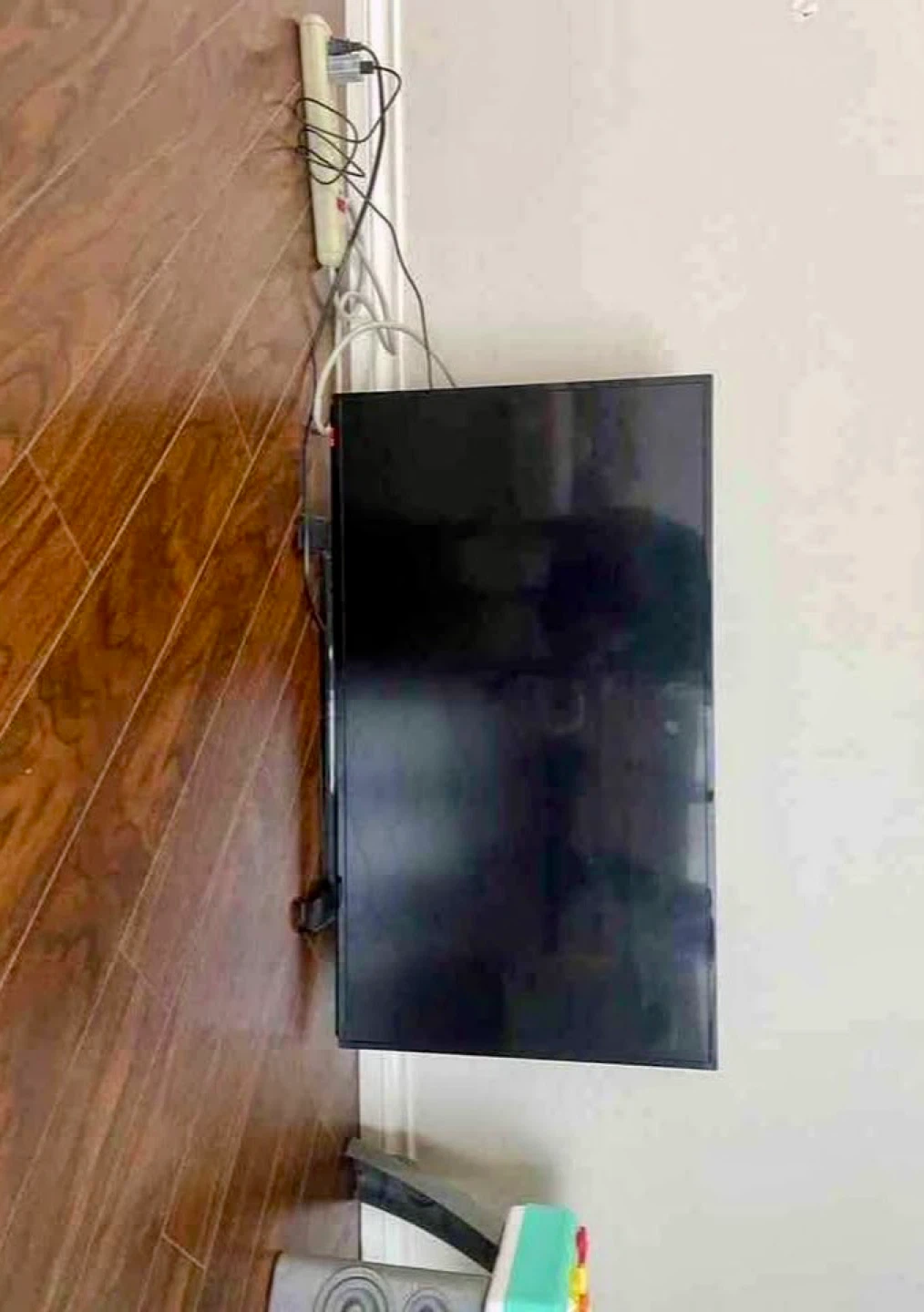Insignia LED TV + PS4 Bundle - photo 2