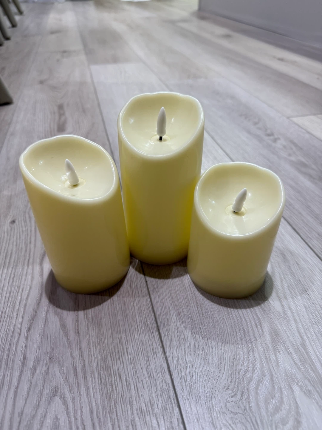 New in box Set of 3 Flameless Flickering Candles with Remote - photo 2
