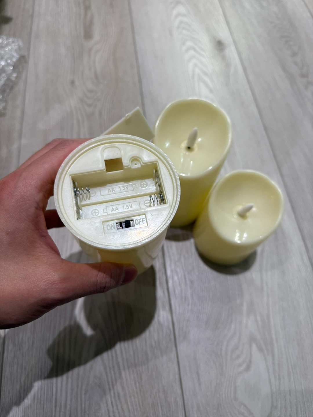 New in box Set of 3 Flameless Flickering Candles with Remote - photo 3