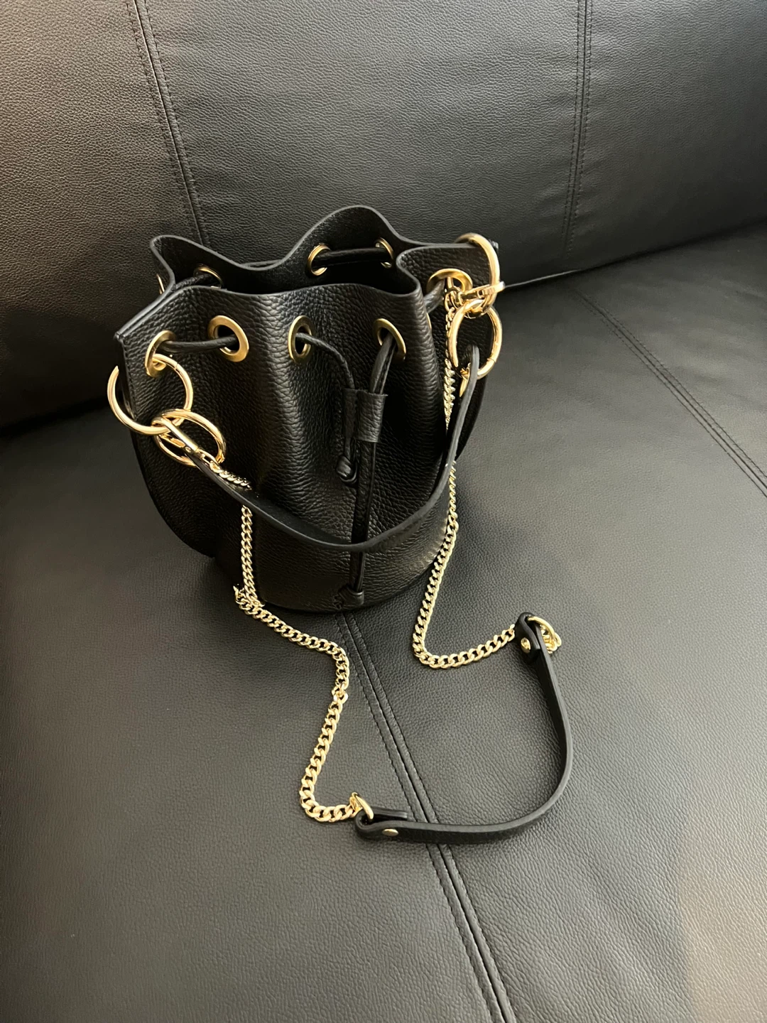 Leather black bucket Bag with golden Chain - photo 2