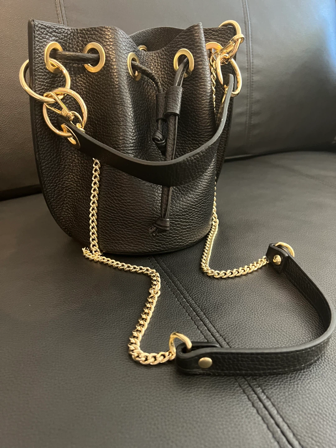 Leather black bucket Bag with golden Chain - photo 4