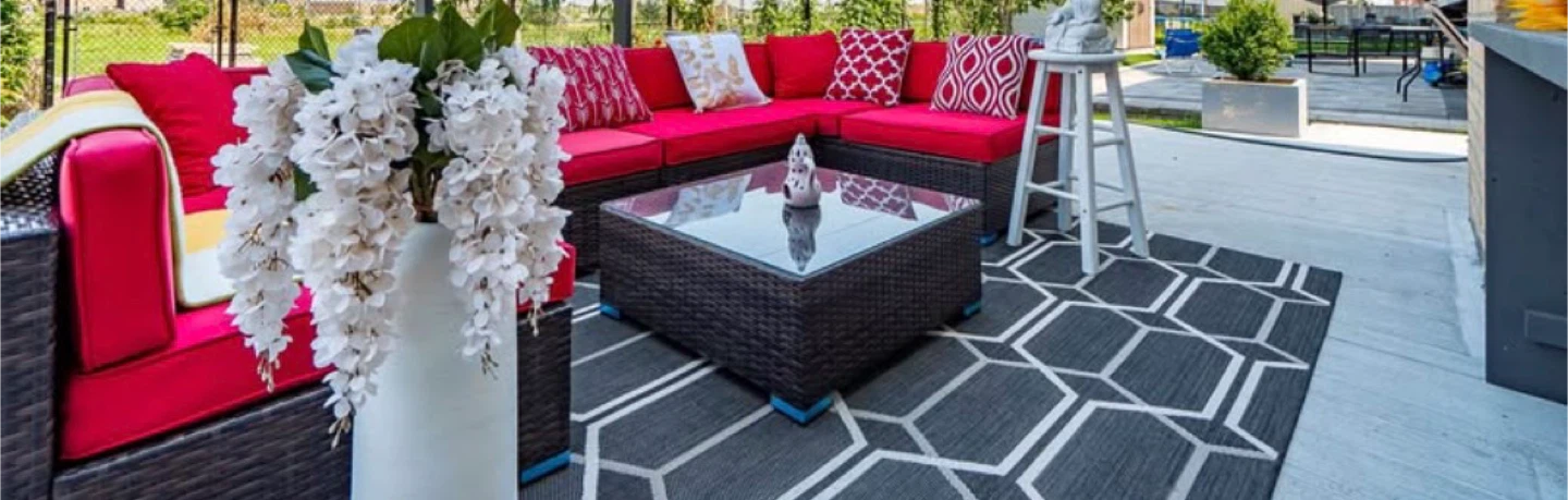 Black & White Outdoor Rug - 95" x 120"