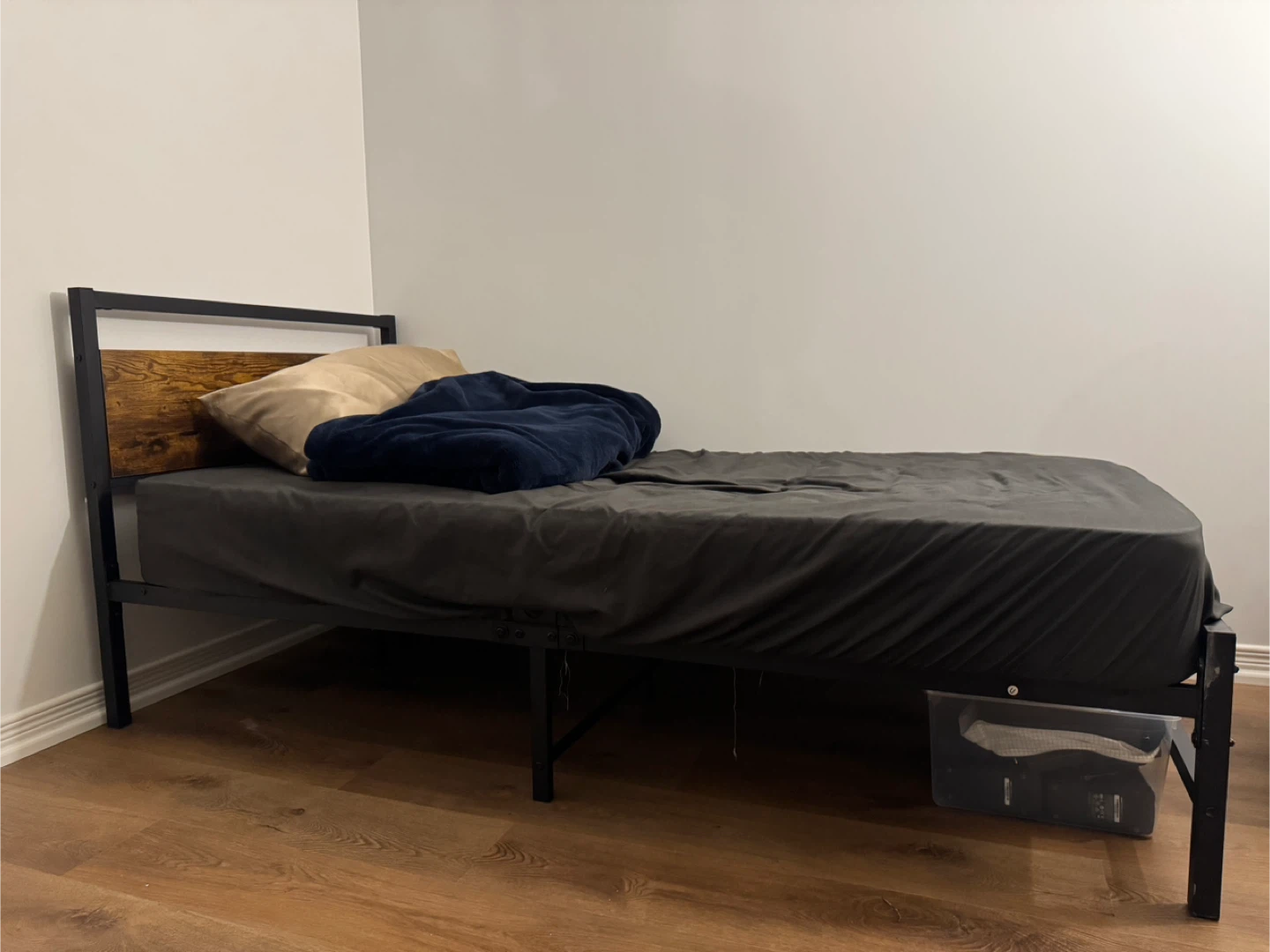 ⭐️ Twin Size Metal Bed Frame with Wooden Headboard ⭐️ - photo 3