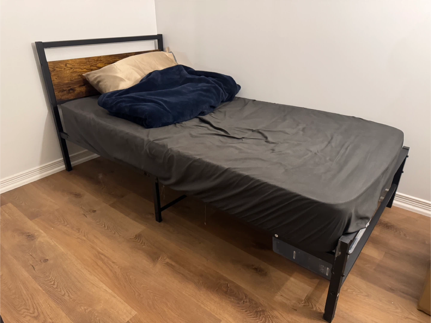 ⭐️ Twin Size Metal Bed Frame with Wooden Headboard ⭐️ - photo 4
