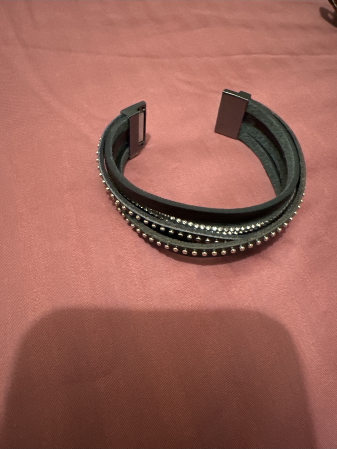 Leather and crystal wristband for a sharp look  a shop look - photo 2