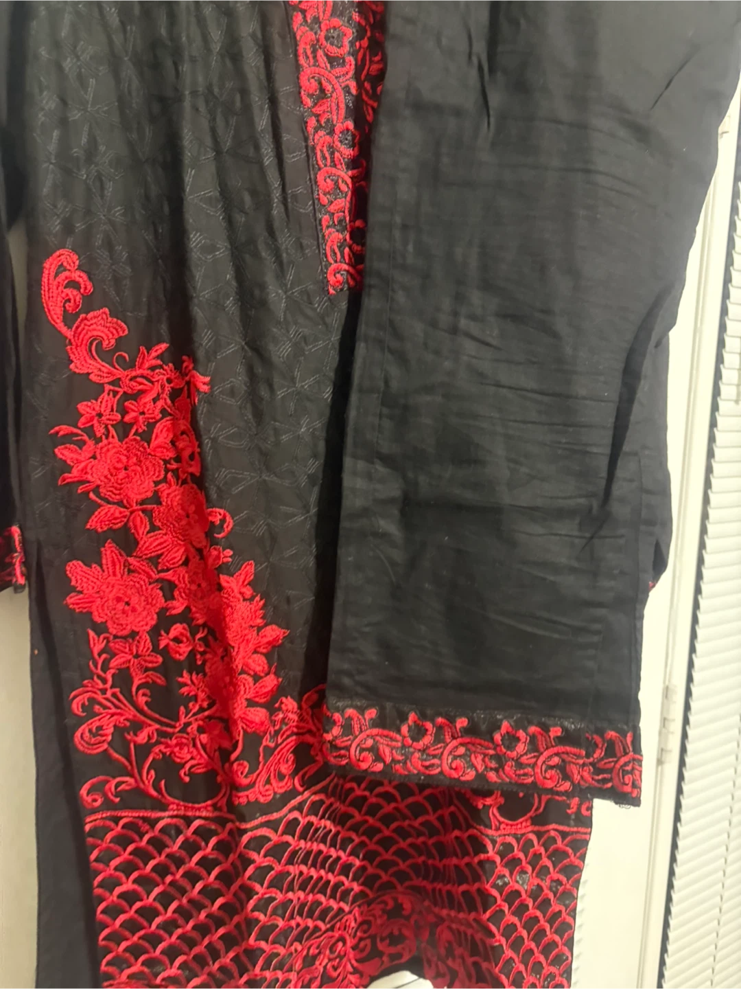 Black & Red Embroidered Kurti - photo 2