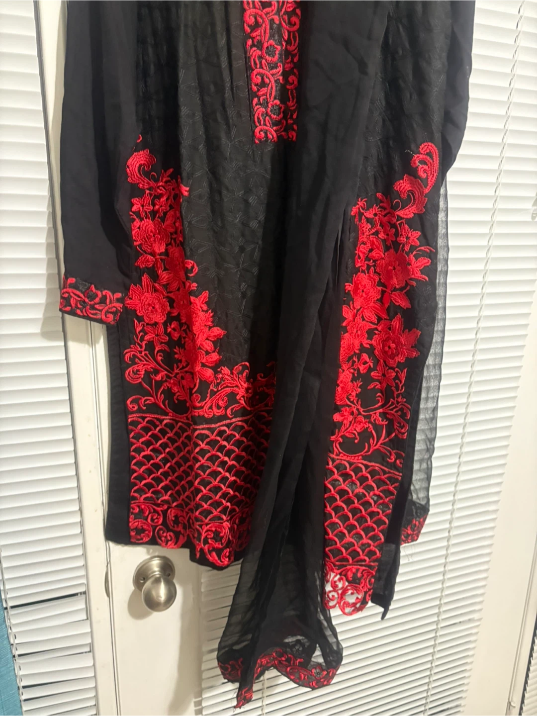 Black & Red Embroidered Kurti - photo 3