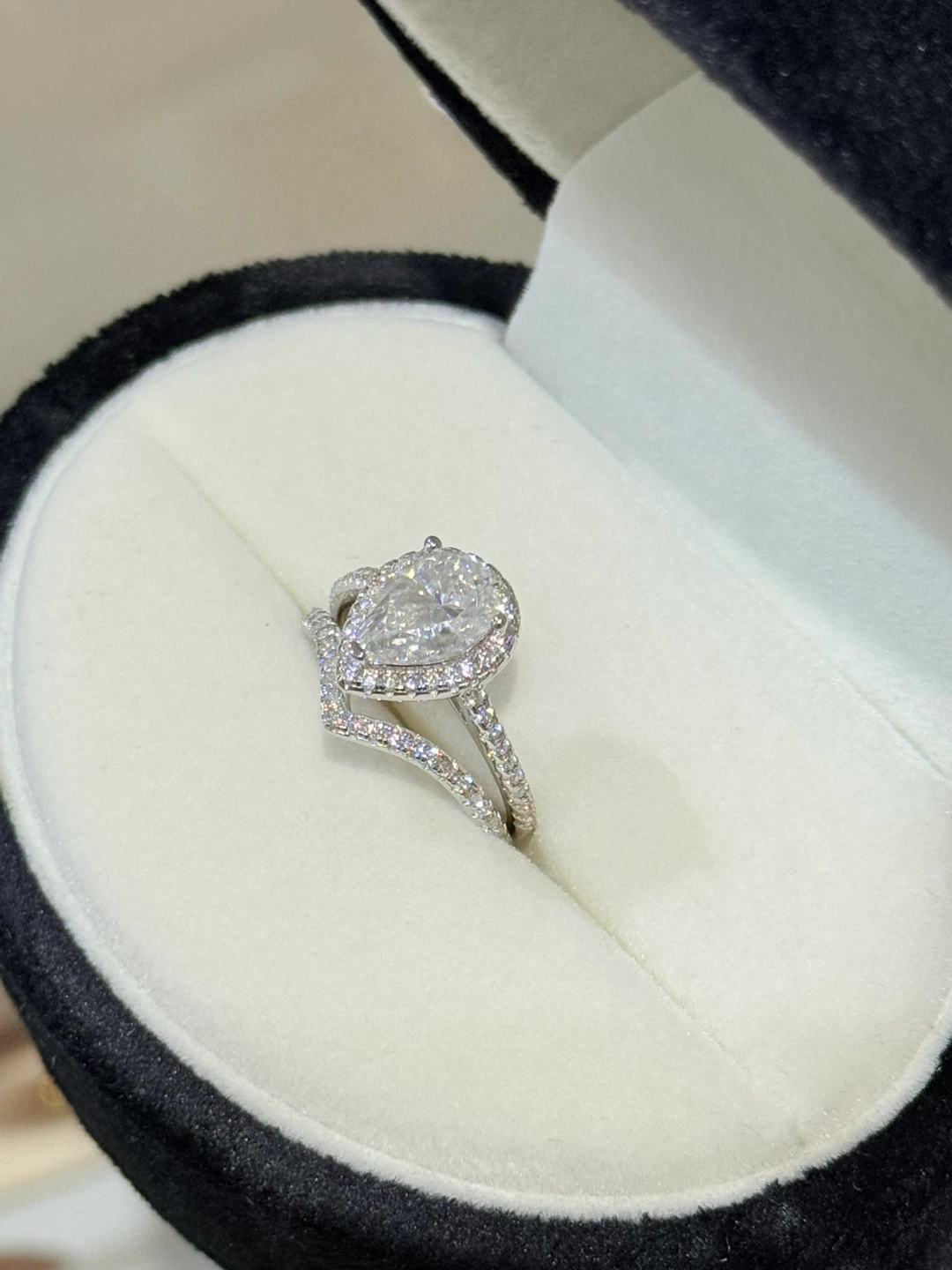 2 carats 925 silver pear cut moissanite engagement ring - photo 3