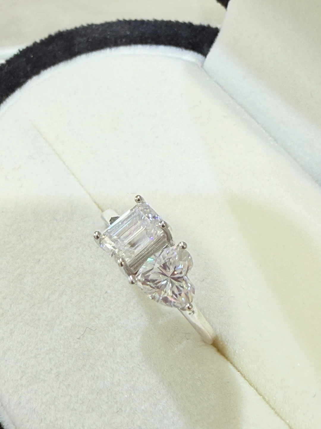 2 carats 925 silver emerald and heart cut moissanite ring - photo 3