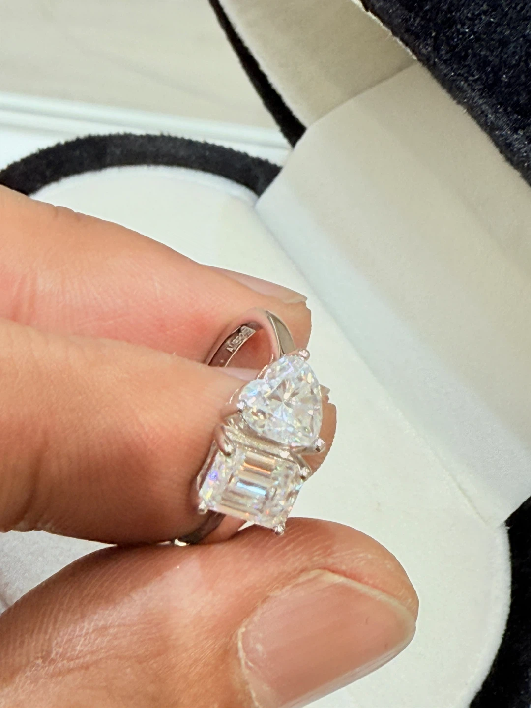 2 carats 925 silver emerald and heart cut moissanite ring - photo 4