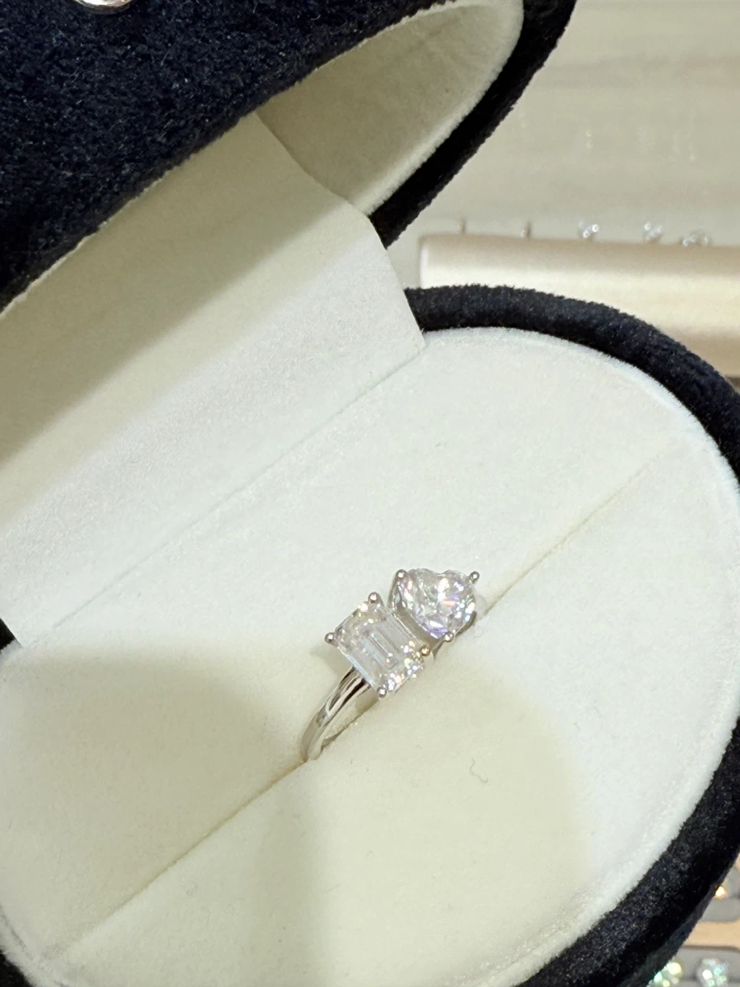2 carats 925 silver emerald and heart cut moissanite ring - photo 2