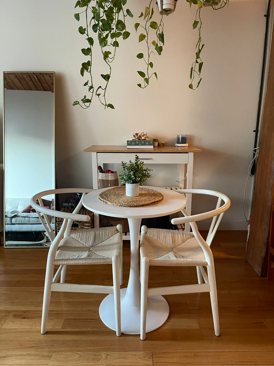 Modern Round White Dining Table 24 inches - photo 5