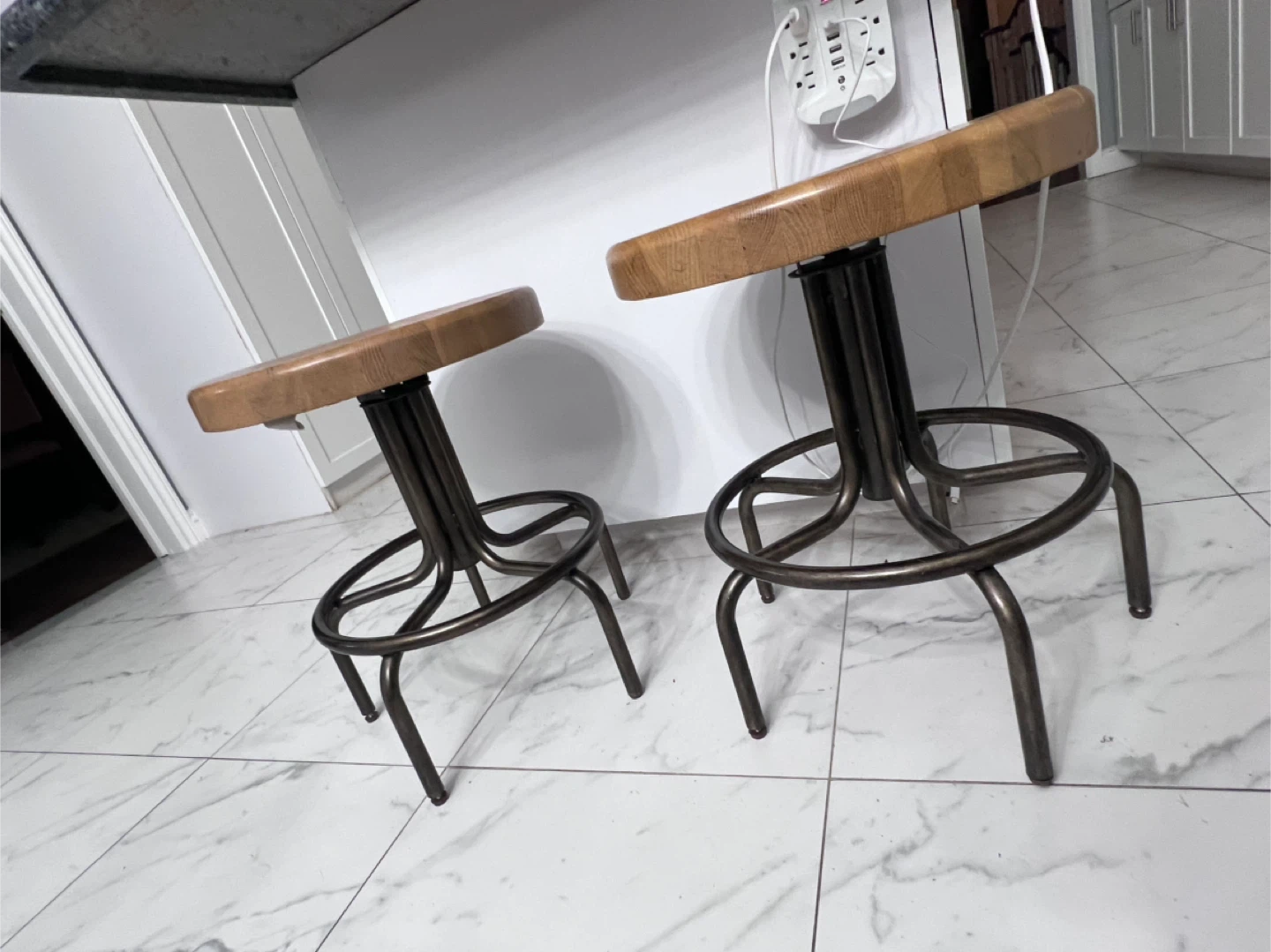Adjustable wooden bar stools - photo 2