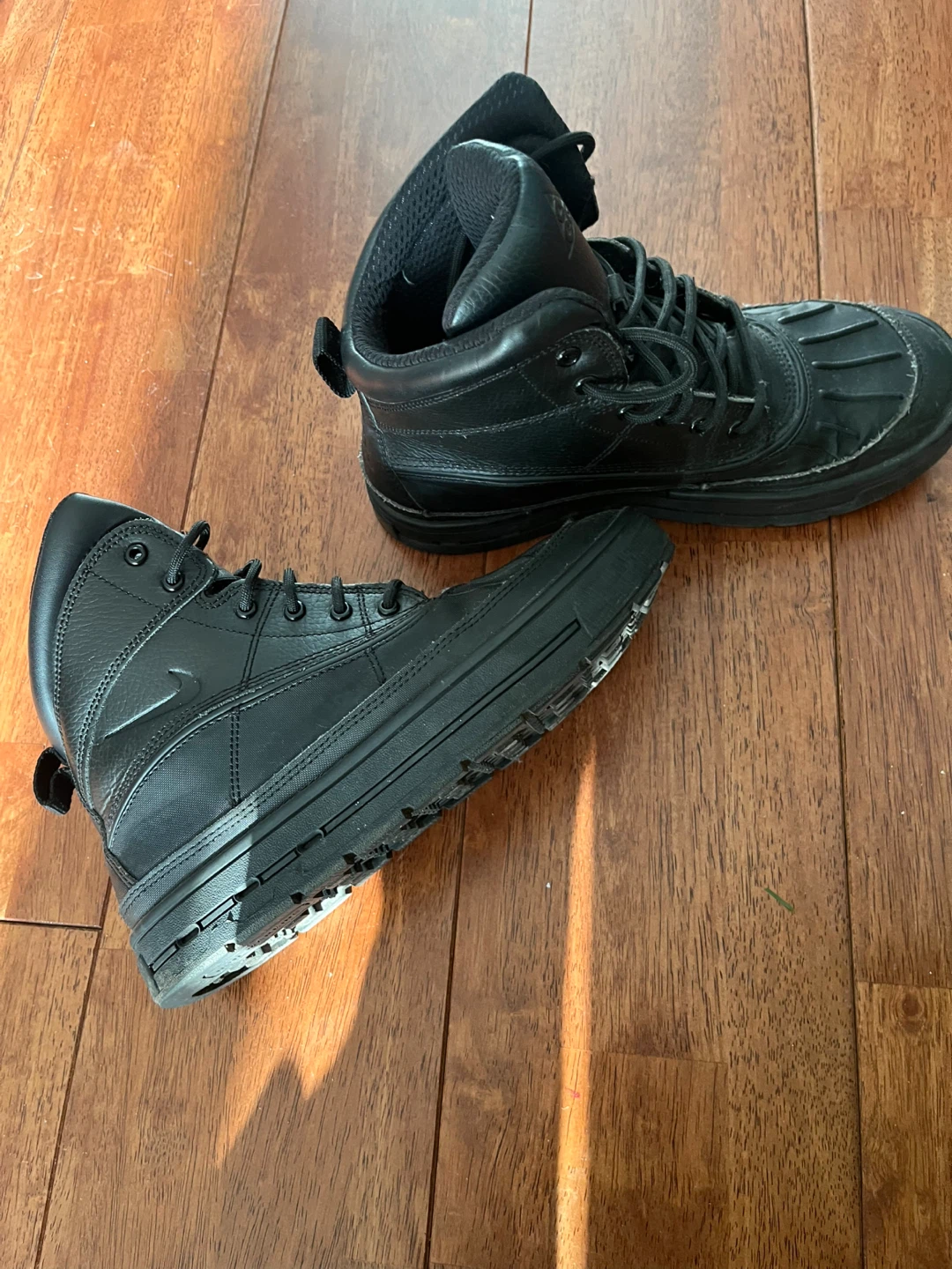 Black Nike Boots-size 5Y