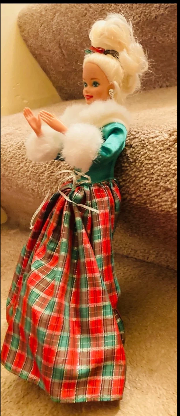 Vintage 1995 Holiday Barbie Doll - photo 2