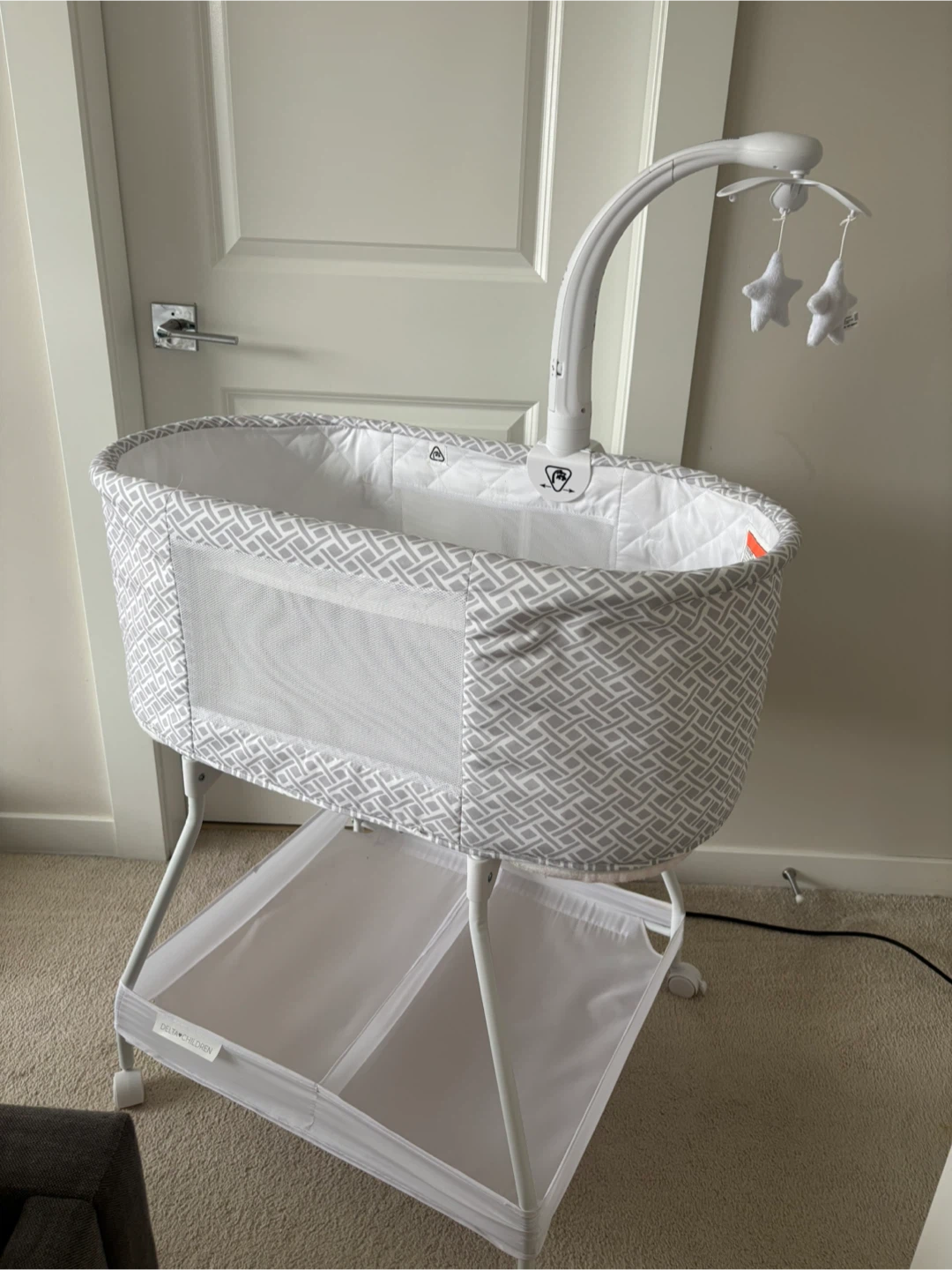 Delta Children Sweet Slumber Bassinet