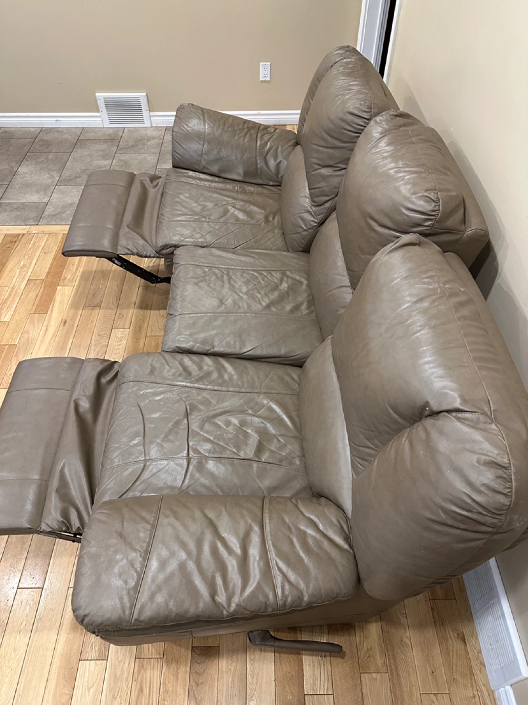 High Quality Elran Leather 3-Seater Reclining Sofa (CAN DELIVER) - photo 4