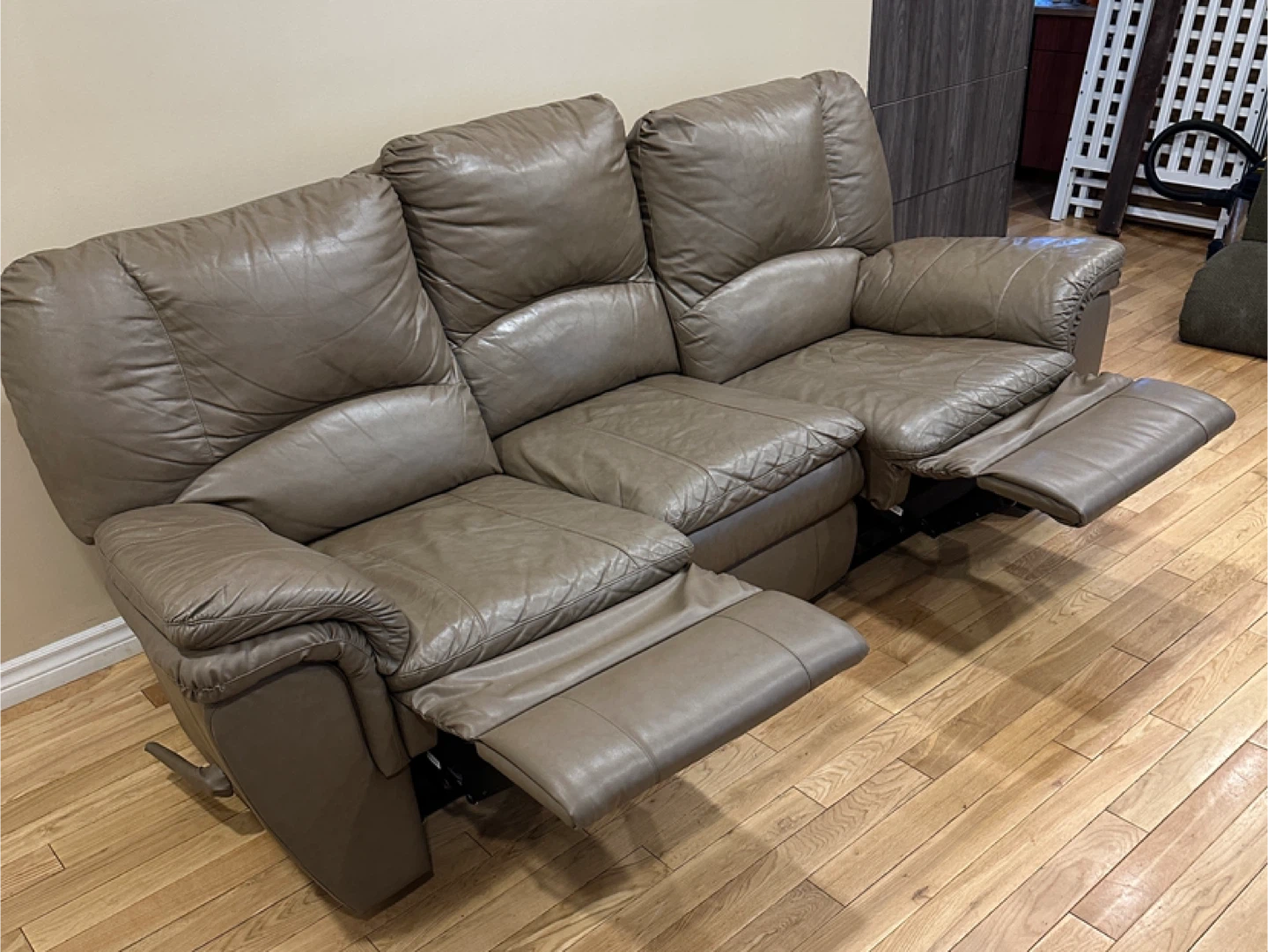 High Quality Elran Leather 3-Seater Reclining Sofa (CAN DELIVER) - photo 5
