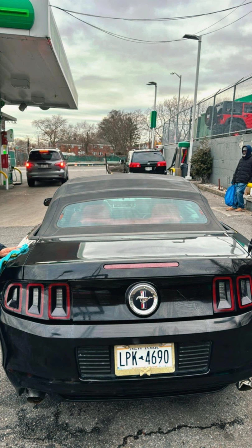 Ford Mustang Convertible - Black Exterior, Red Interior - photo 2