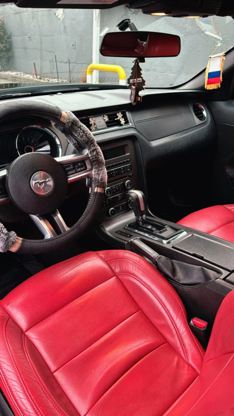 Ford Mustang Convertible - Black Exterior, Red Interior - photo 3