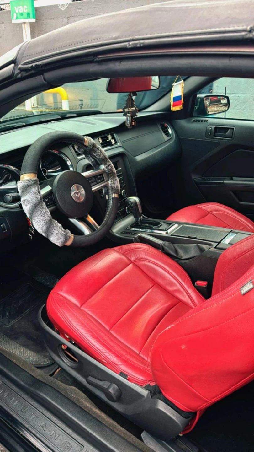 Ford Mustang Convertible - Black Exterior, Red Interior - photo 4