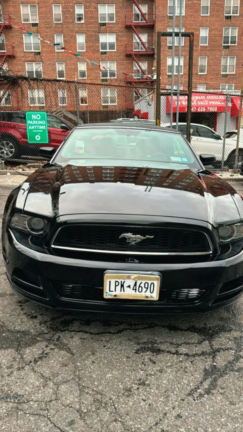 Ford Mustang Convertible - Black Exterior, Red Interior