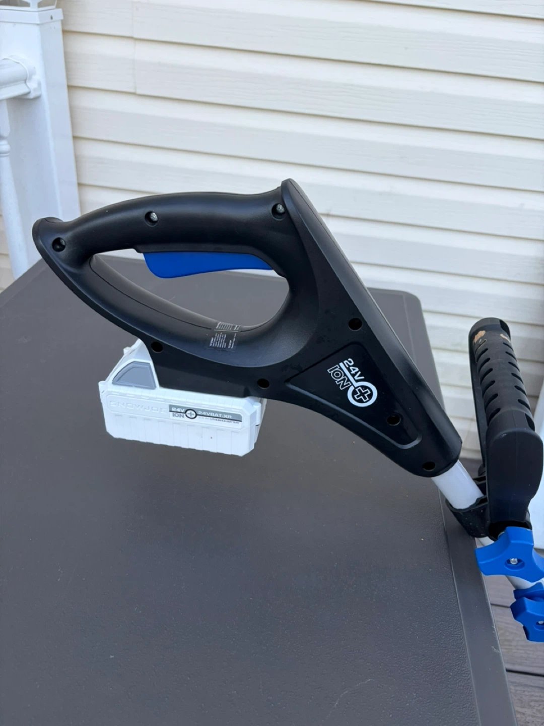 Snow Joe 24V-SS11 Cordless Snow Shovel - photo 3