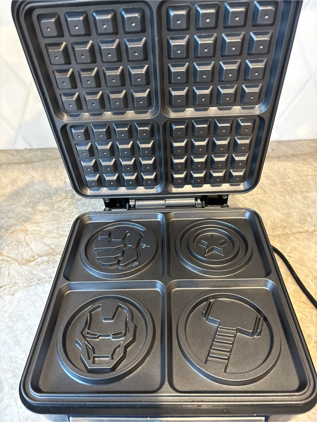 Marvel Avengers Waffle Maker - photo 3